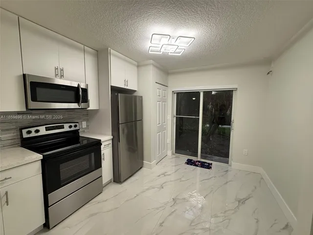 $2,400 | Pembroke Pines, Pembroke Pines, FL 33024