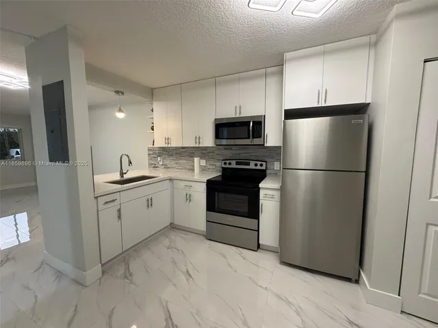 $2,400 | Pembroke Pines, Pembroke Pines, FL 33024