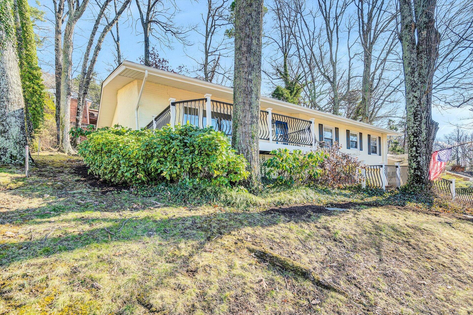 3114 Stoneridge Road Southwest Roanoke, VA 24014 - Photo 4 of 35 04-022520220031