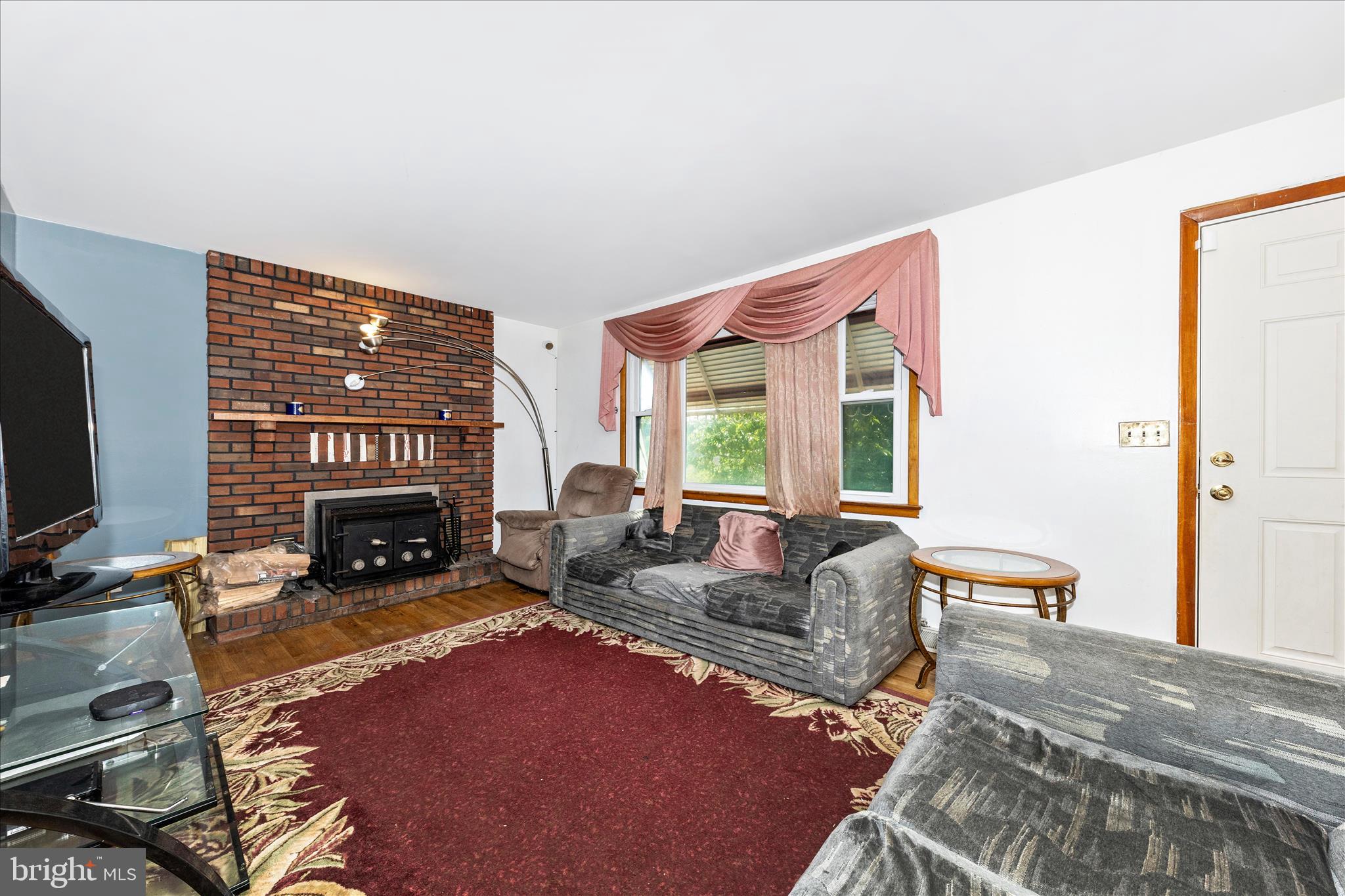 8018 Sagramore Road Baltimore, MD 21237 - Photo 5 of 44 Living Room