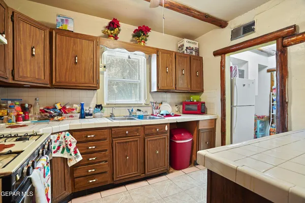 a kitchen that has a lot of cabinets in it