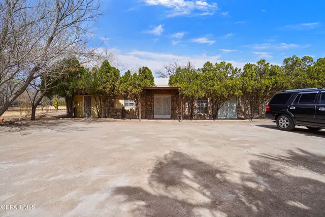 a view of a garage with wooden roof