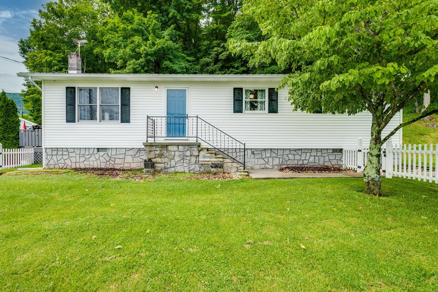 324 Berry Hill Road Elizabethton, TN 37643 - Photo 1 of 38 001