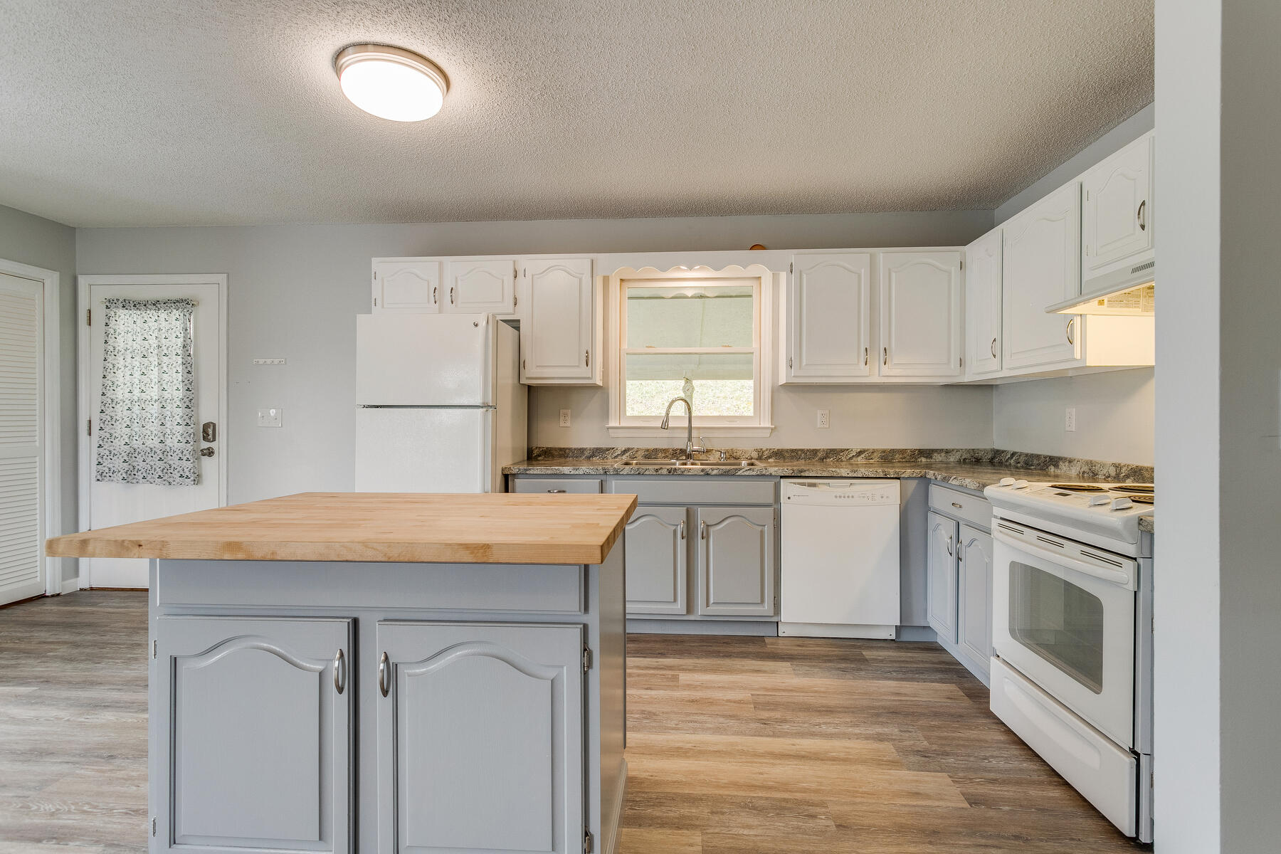 324 Berry Hill Road Elizabethton, TN 37643 - Photo 11 of 38 011