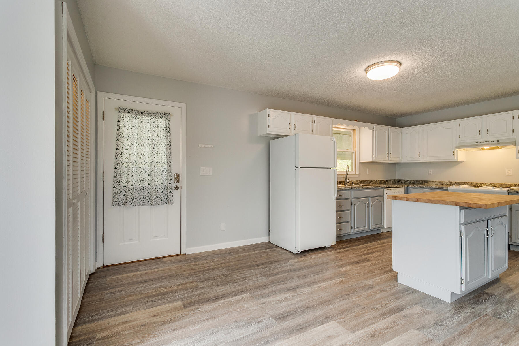 324 Berry Hill Road Elizabethton, TN 37643 - Photo 14 of 38 014