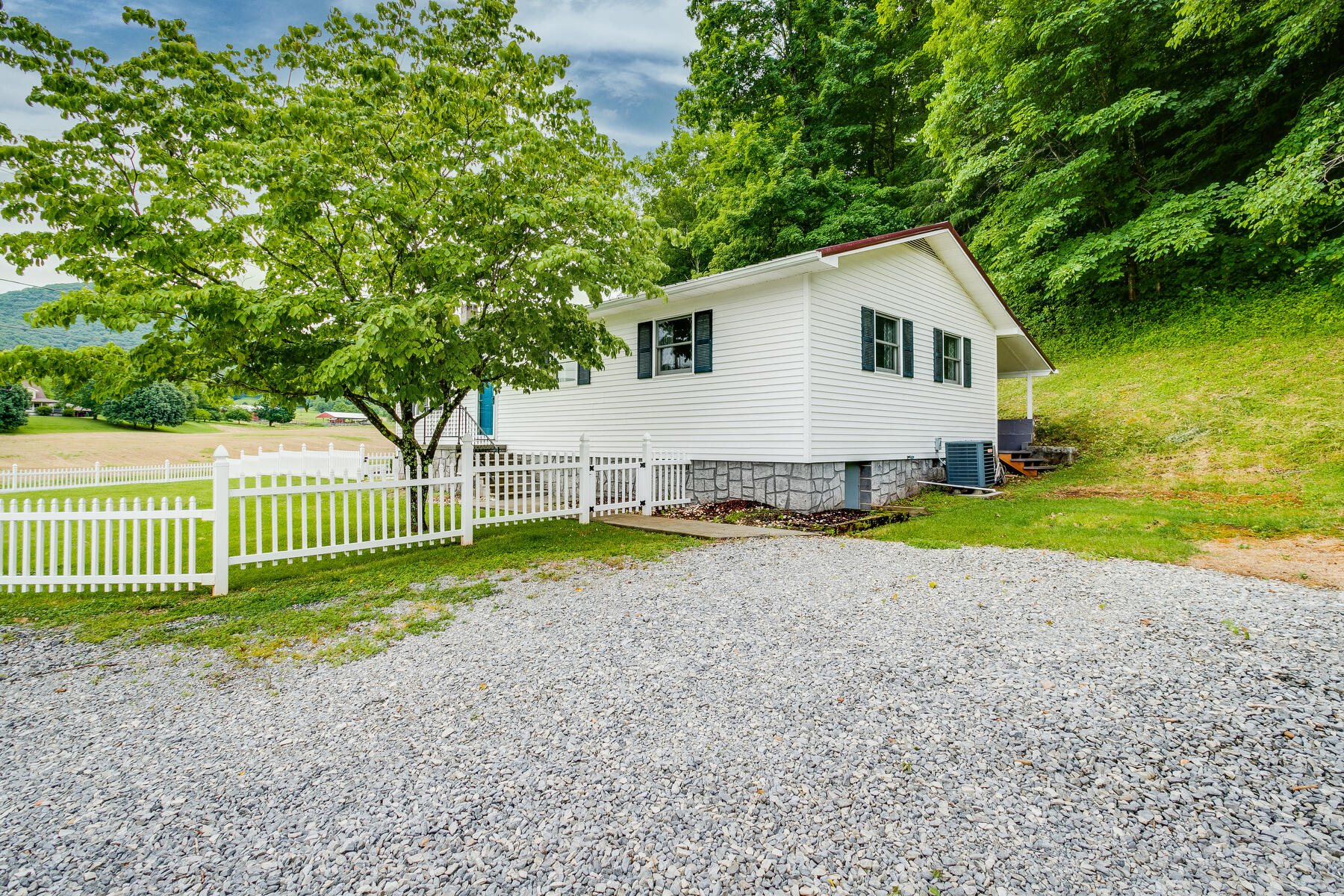 324 Berry Hill Road Elizabethton, TN 37643 - Photo 2 of 38 002