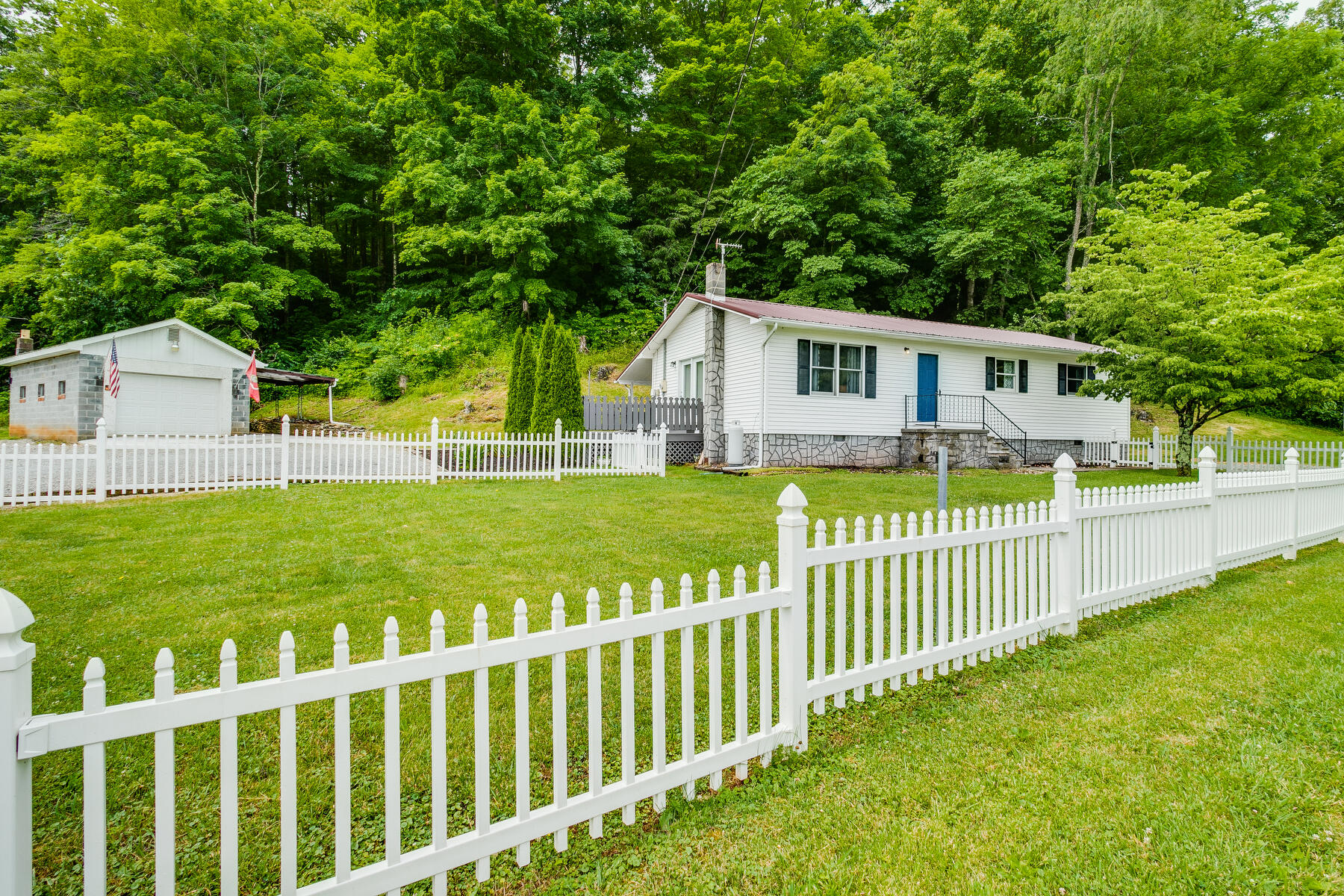 324 Berry Hill Road Elizabethton, TN 37643 - Photo 3 of 38 003
