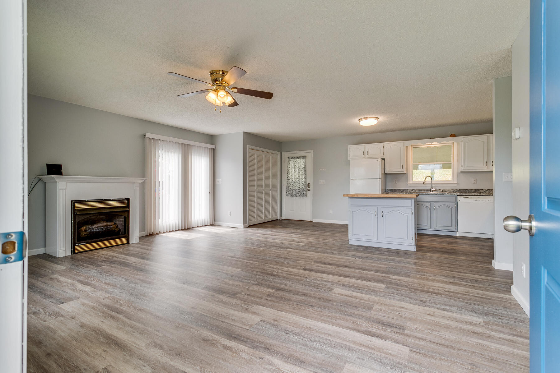 324 Berry Hill Road Elizabethton, TN 37643 - Photo 5 of 38 005