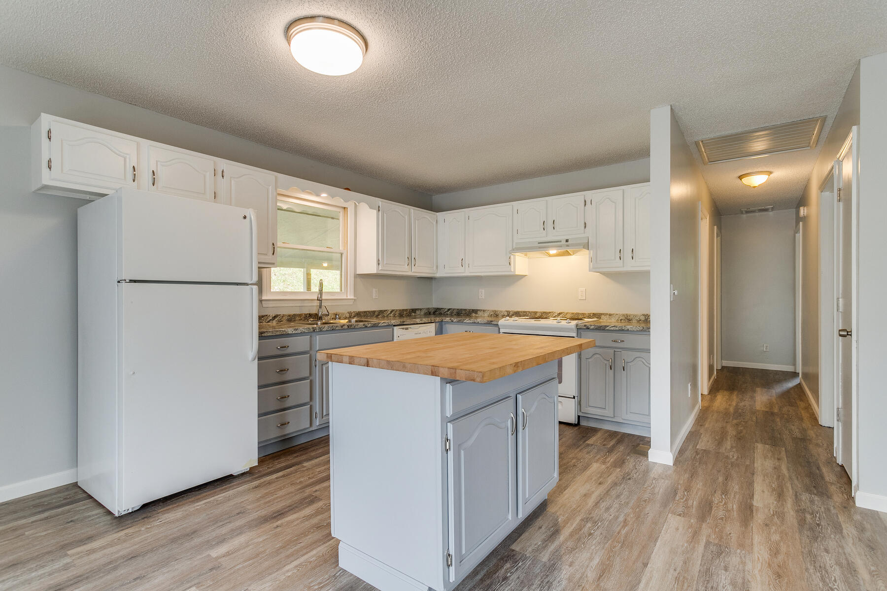 324 Berry Hill Road Elizabethton, TN 37643 - Photo 9 of 38 009