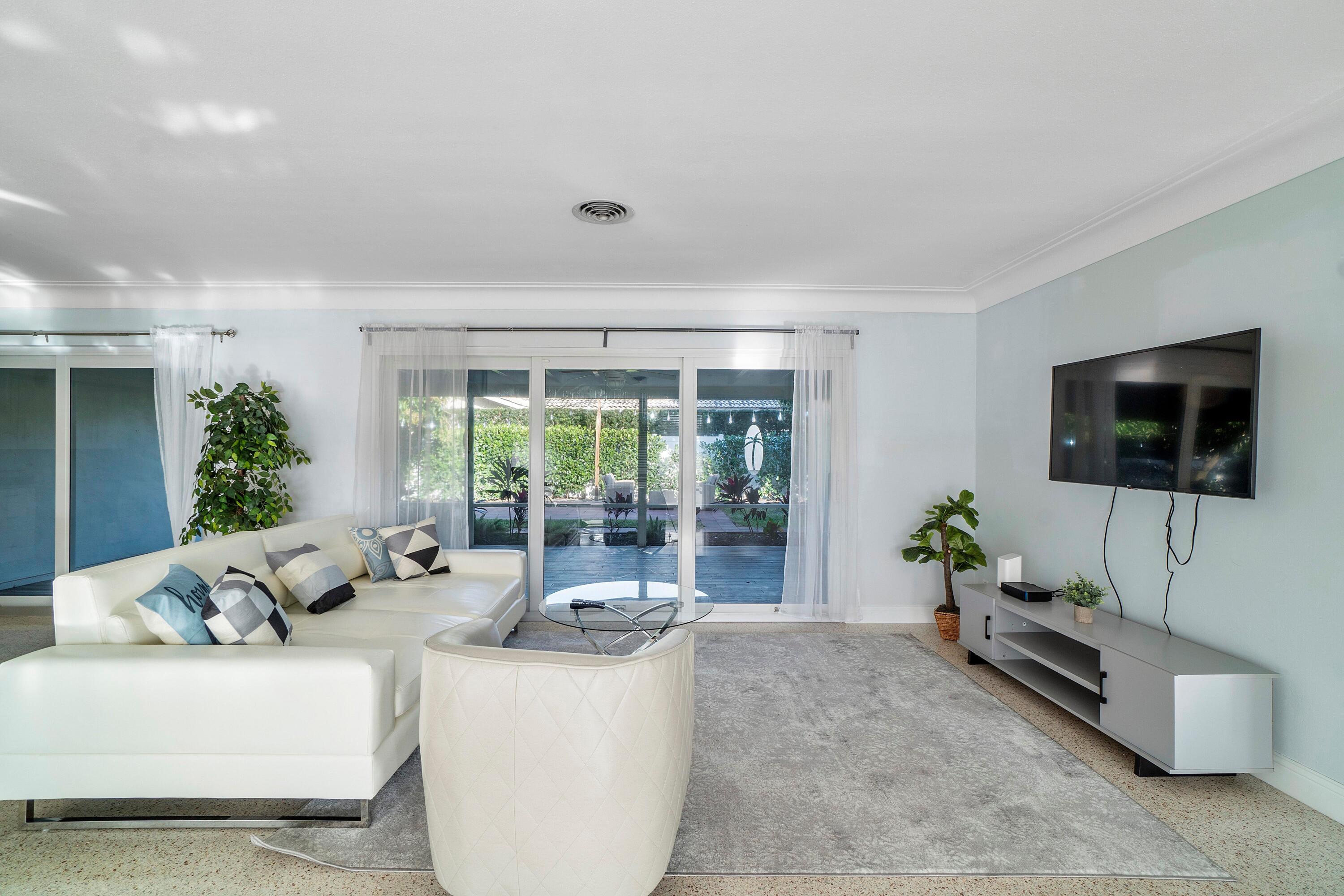2900 Spanish River Road Boca Raton, FL 33432 - Photo 11 of 25 Living room