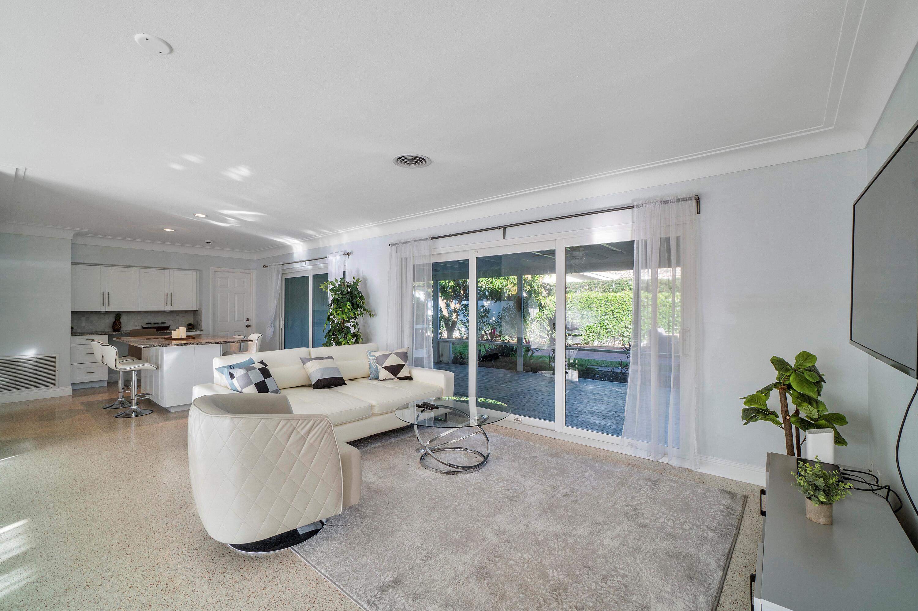 2900 Spanish River Road Boca Raton, FL 33432 - Photo 10 of 25 Living room 2