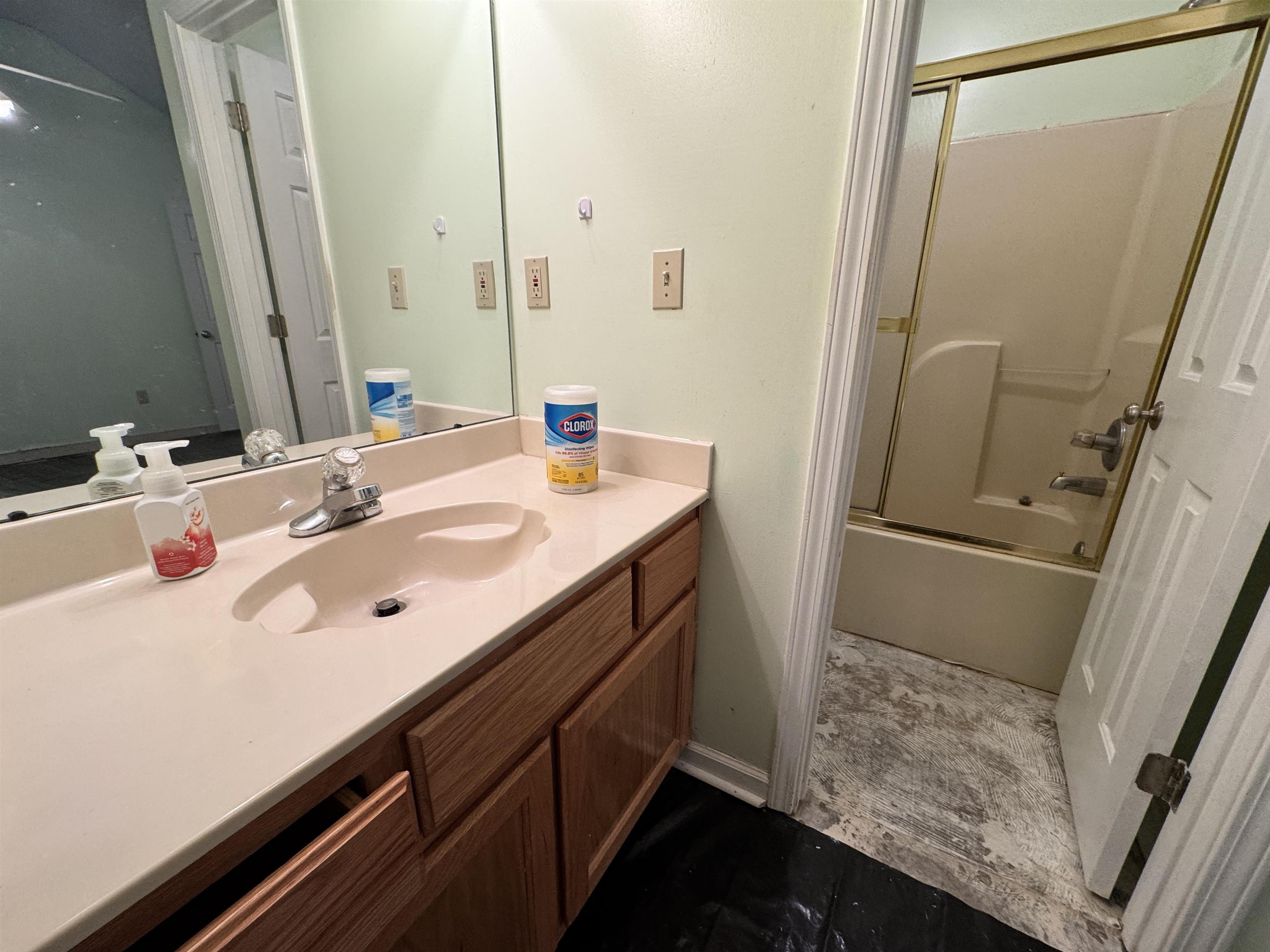 6912 Pleasantwood Road Memphis, TN 38141 - Photo 7 of 20 Bathroom with vanity and enclosed tub / shower combo