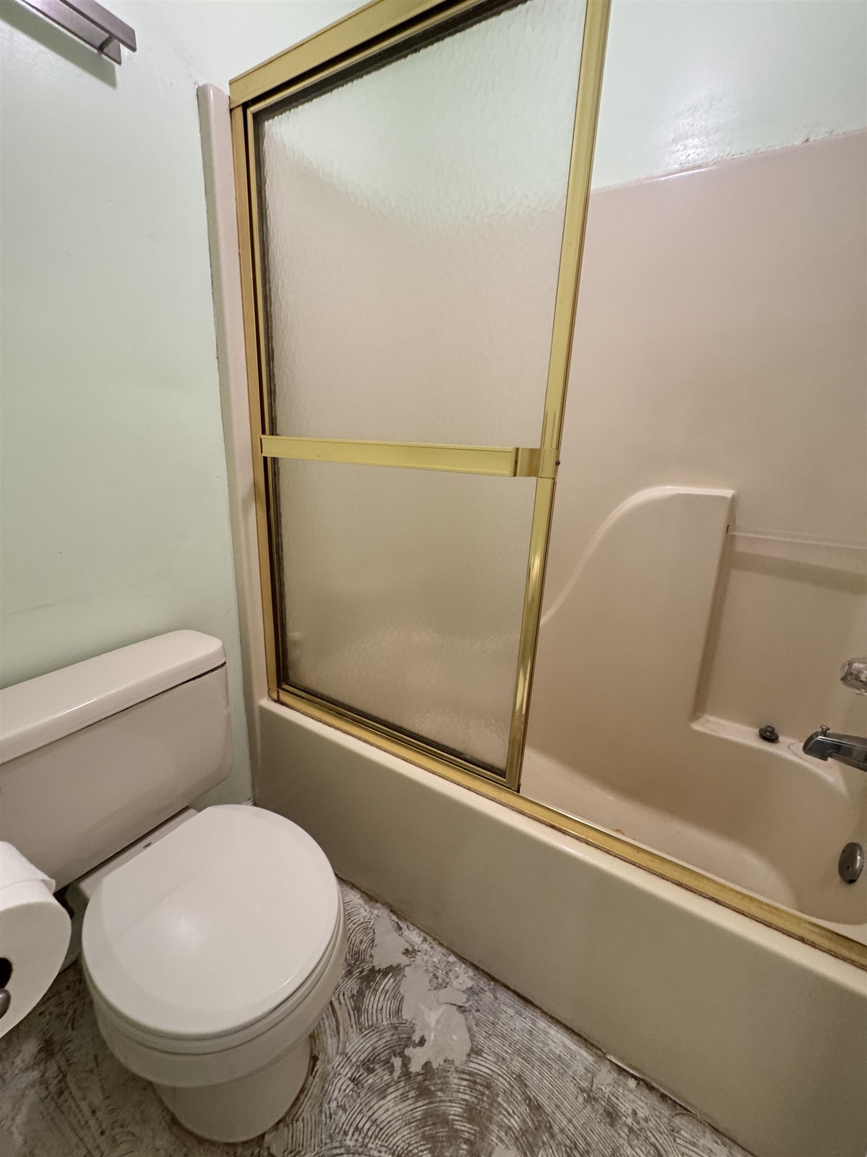 6912 Pleasantwood Road Memphis, TN 38141 - Photo 8 of 20 Full bathroom featuring bath / shower combo with glass door and toilet