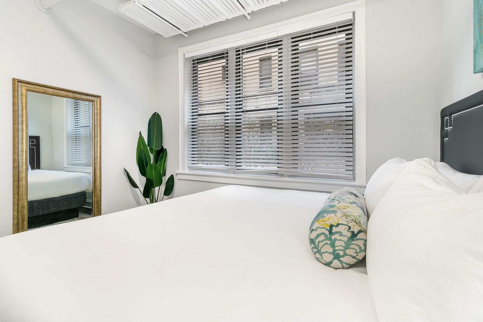 635 West Roscoe Street, Unit NG Chicago, IL 60657 - Photo 10 of 18