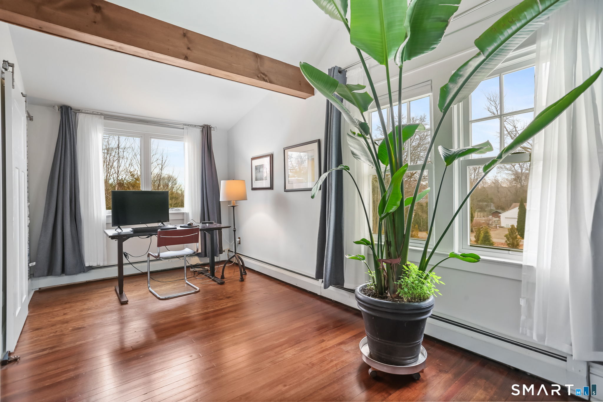 98 Comstock Hill Avenue Norwalk, CT 06850 - Photo 29 of 40 a living room with furniture and a potted plant