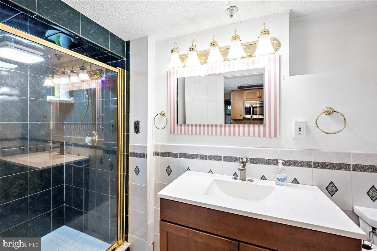 59 West Macada Road Bethlehem, PA 18017 - Photo 30 of 31 Elegant bathroom with modern fixtures.