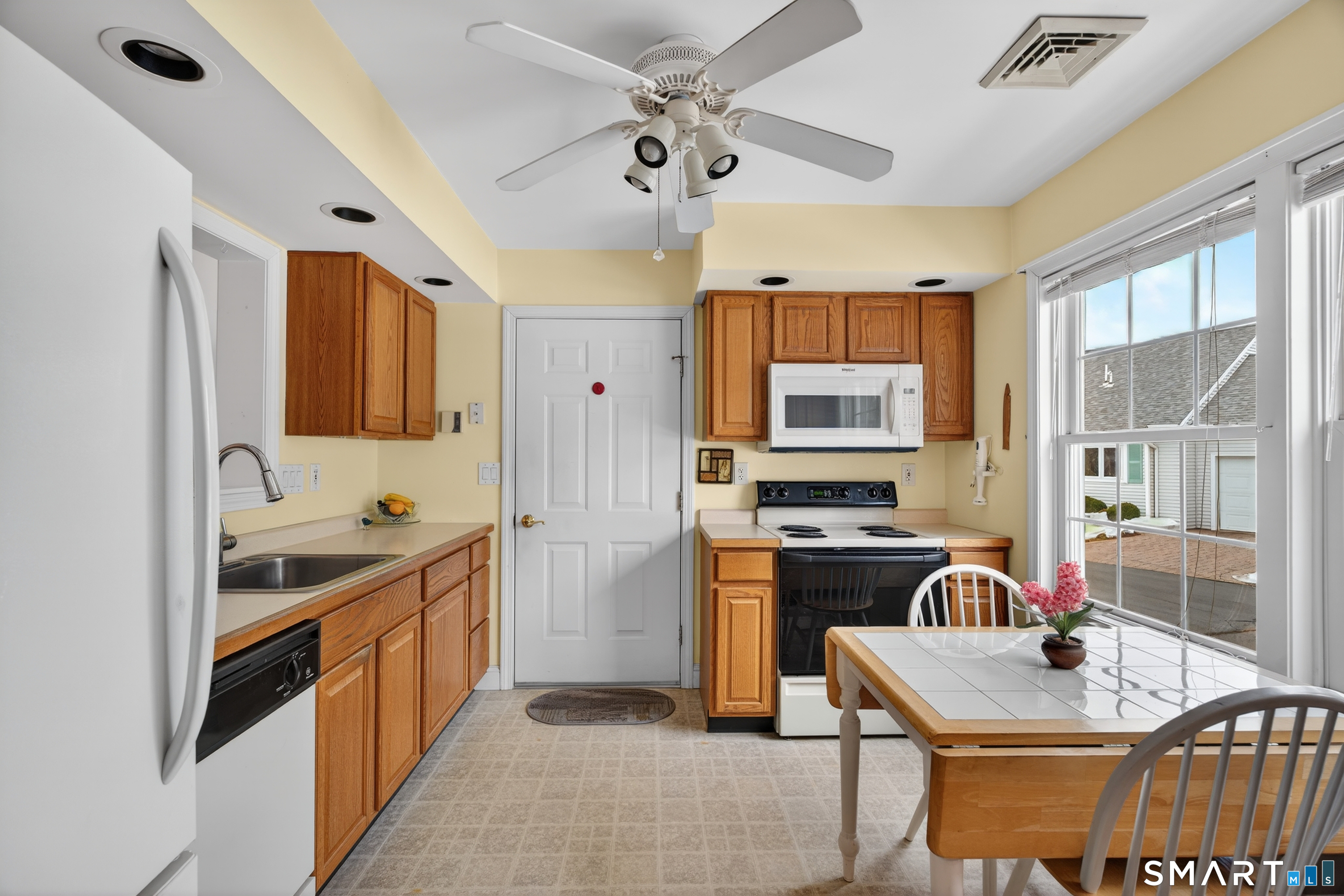 16 Silverbrook Lane, Unit 16 Clinton, CT 06413 - Photo 3 of 36