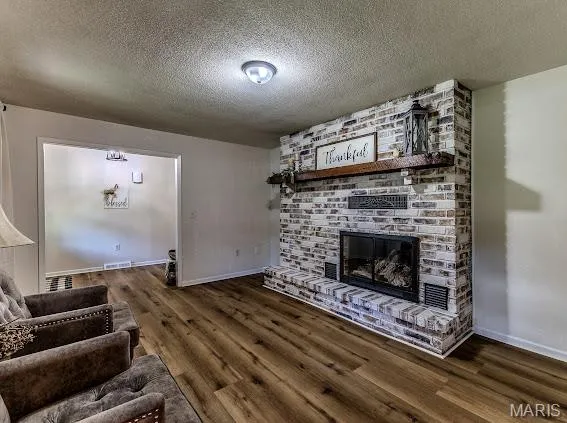 $398,900 | 20150 Southwest Oakwood Drive, Lebanon, MO 65536