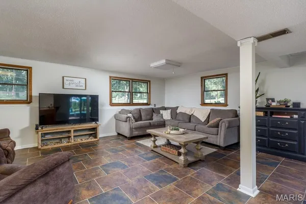 $398,900 | 20150 Southwest Oakwood Drive, Lebanon, MO 65536