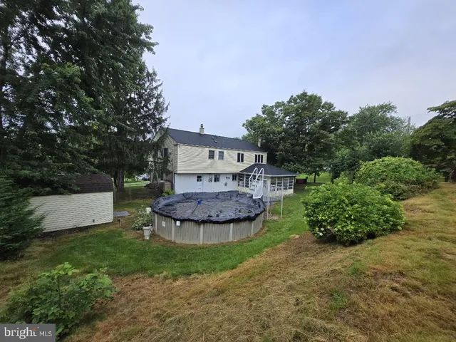a view of a garden with house