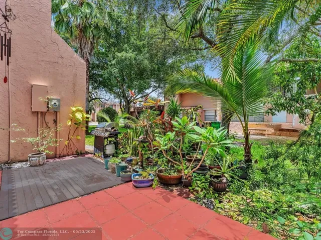 a view of outdoor space yard and porch