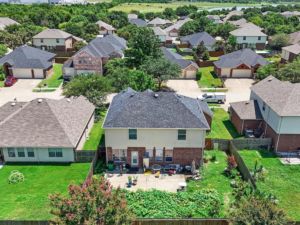 2009 Cooper Ridge Lane Heartland, TX 75126 - Photo 31 of 40 an aerial view of a house with swimming pool and a yard