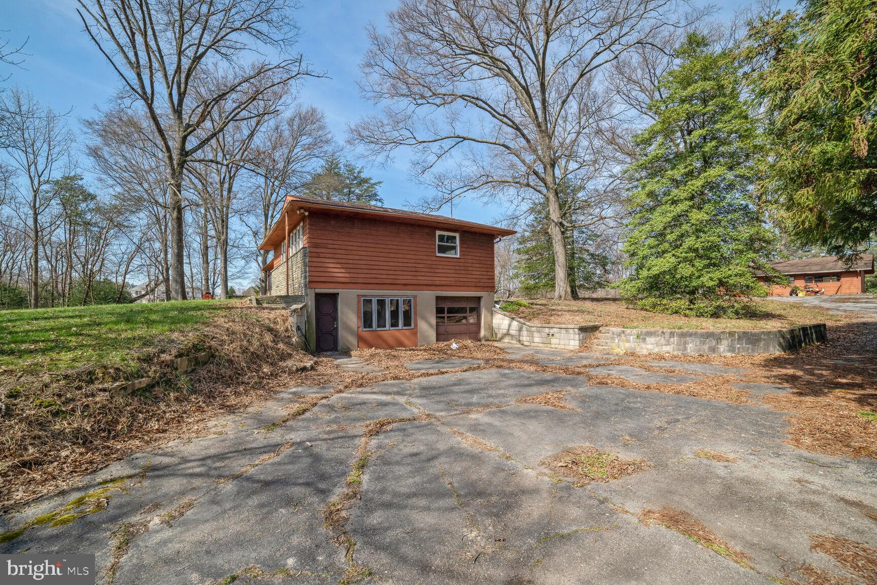 15706 Bond Mill Road Laurel, MD 20707 - Photo 4 of 25 Side Load garage