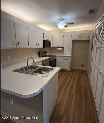 a view of a house with backyard