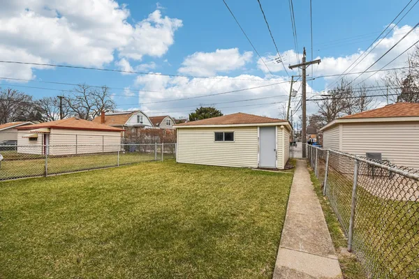 a view of a backyard