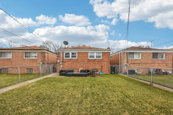 a view of a yard in front of a house