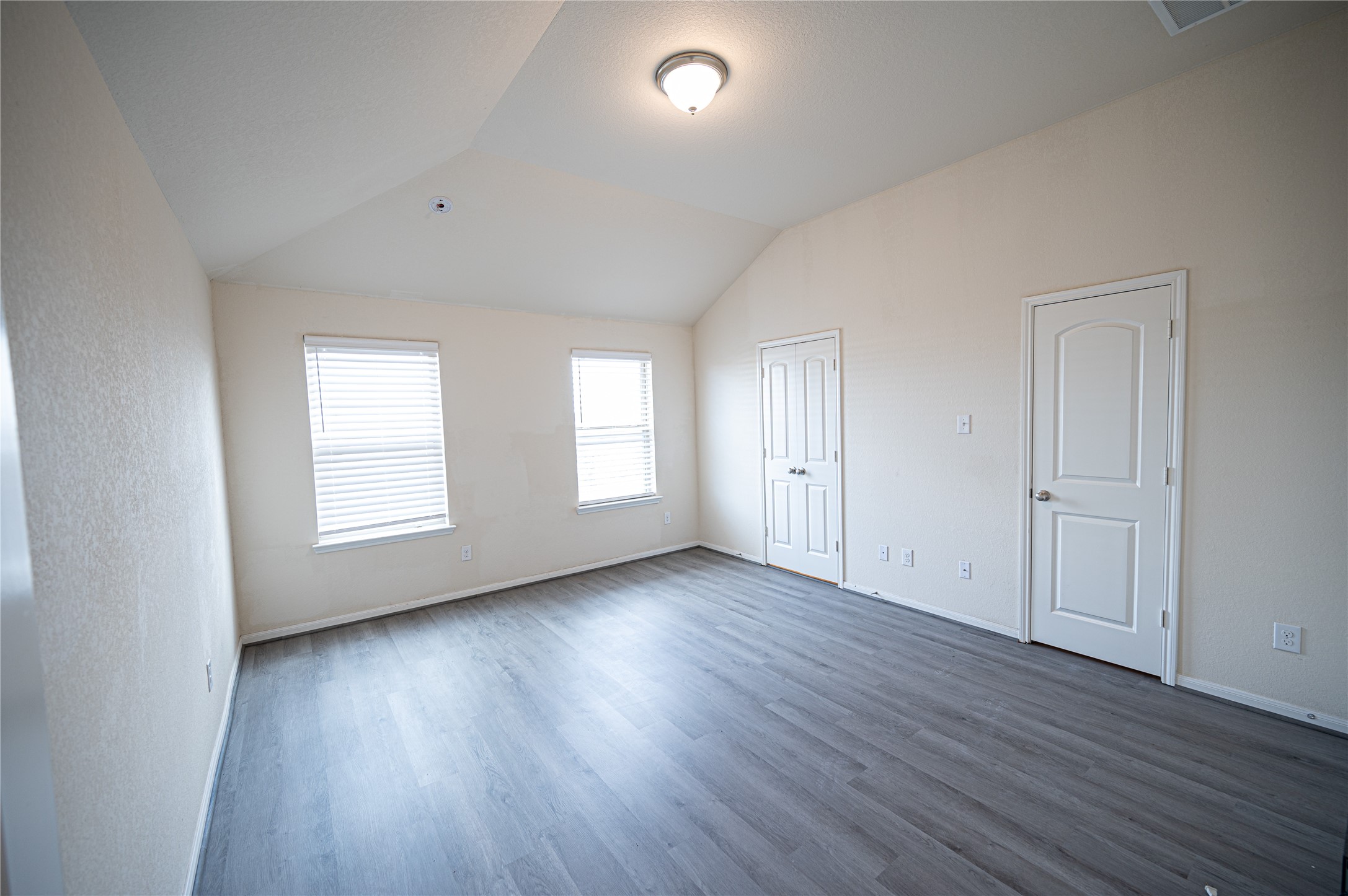 10730 Nathaniel Valley Path Houston, TX 77016 - Photo 19 of 38 an empty room with wooden floor and windows