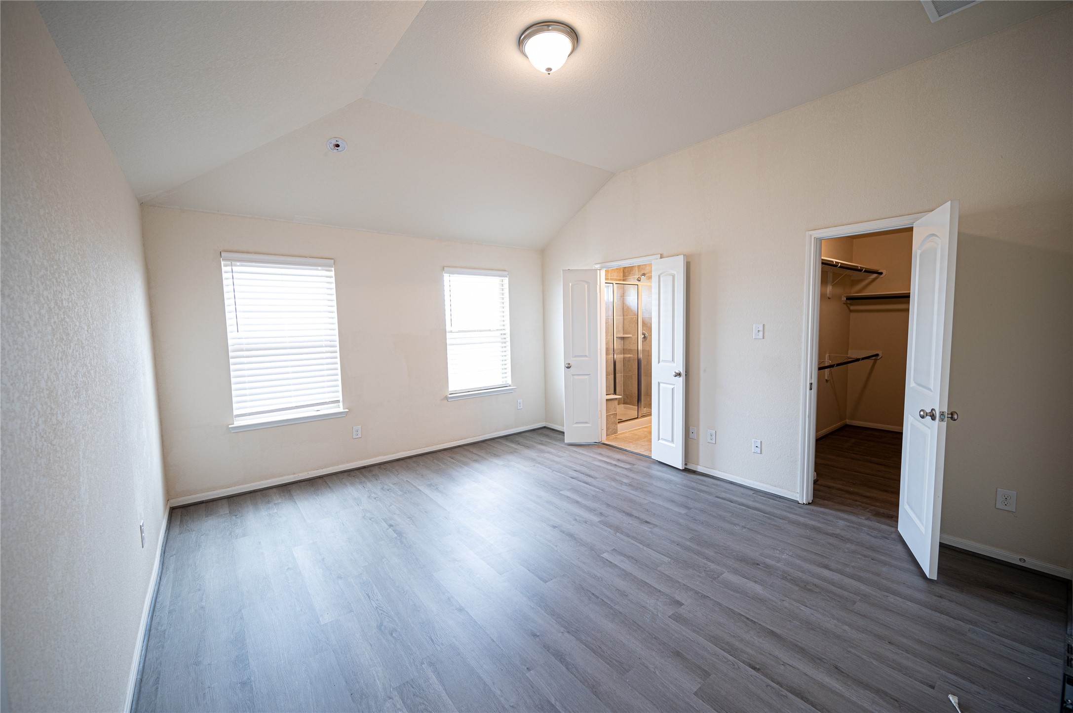 10730 Nathaniel Valley Path Houston, TX 77016 - Photo 20 of 38 an empty room with wooden floor and windows