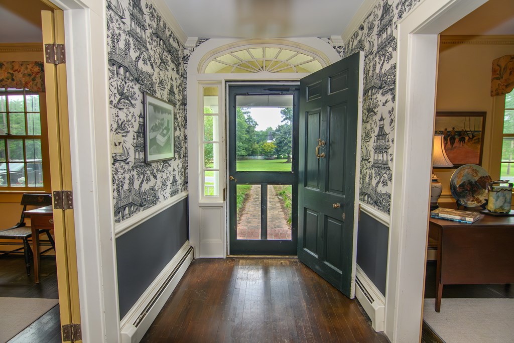 23347 Back Street Accomac, VA 23301 - Photo 6 of 44 Foyer view 2