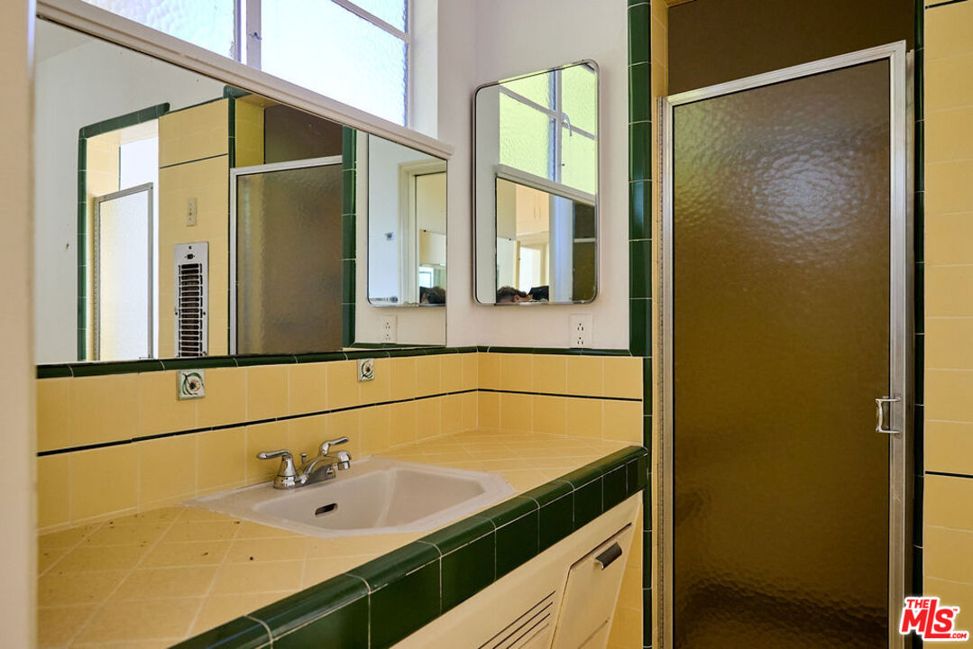 11222 Bellagio Road Los Angeles, CA 90049 - Photo 7 of 13