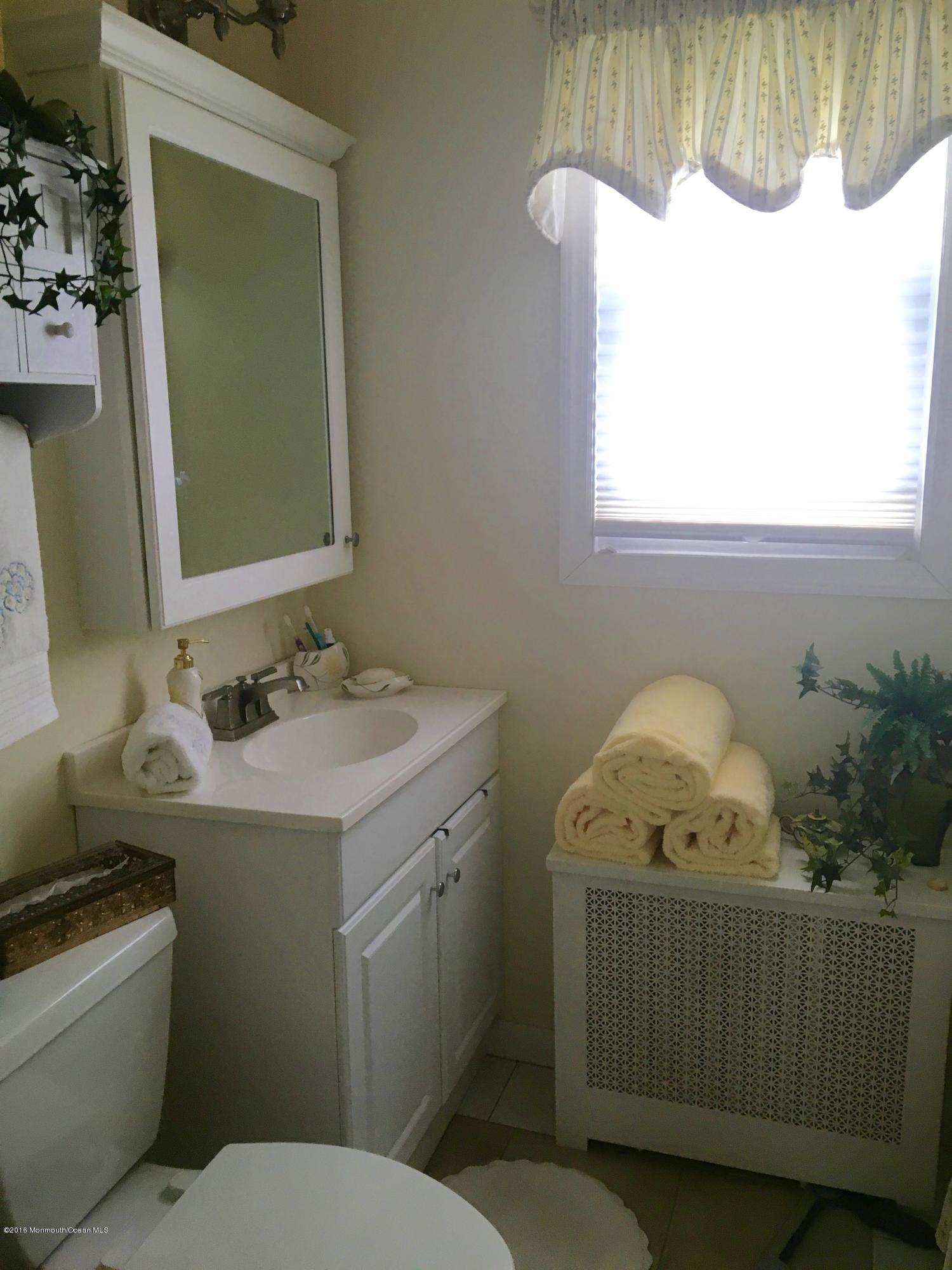 38 Pinckney Road, Unit B Red Bank, NJ 07701 - Photo 8 of 13 full bath