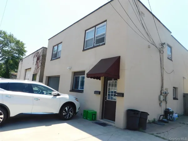 $2,249 | 109 South 15th Street, Lindenhurst, NY 11757