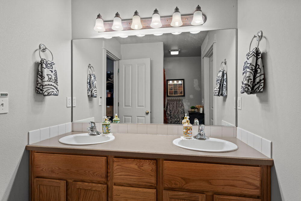 308 Northwest Antler Loop Redmond, OR 97756 - Photo 18 of 29 32-web-or-mls-Riley_Visuals-32
