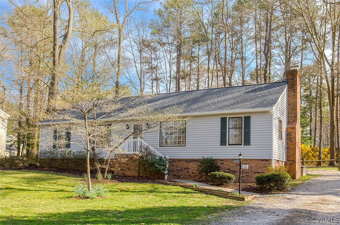a view of a house with a yard