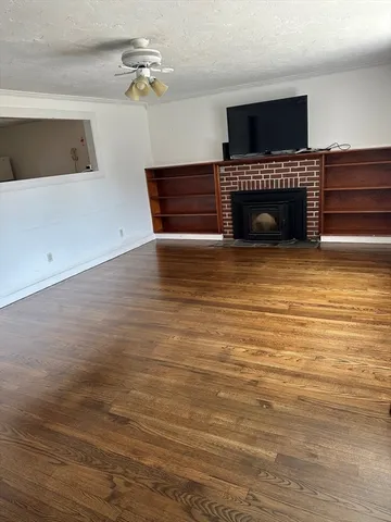 a view of a livingroom with an empty space