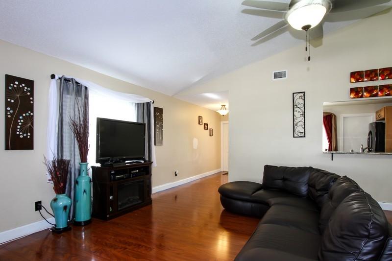 183 Raintree Trail Jupiter, FL 33458 - Photo 2 of 11 Living room