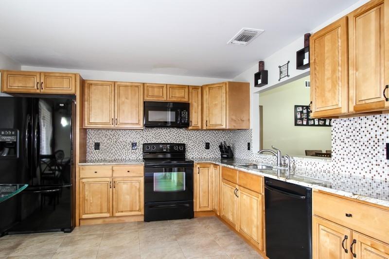 183 Raintree Trail Jupiter, FL 33458 - Photo 4 of 11 Kitchen