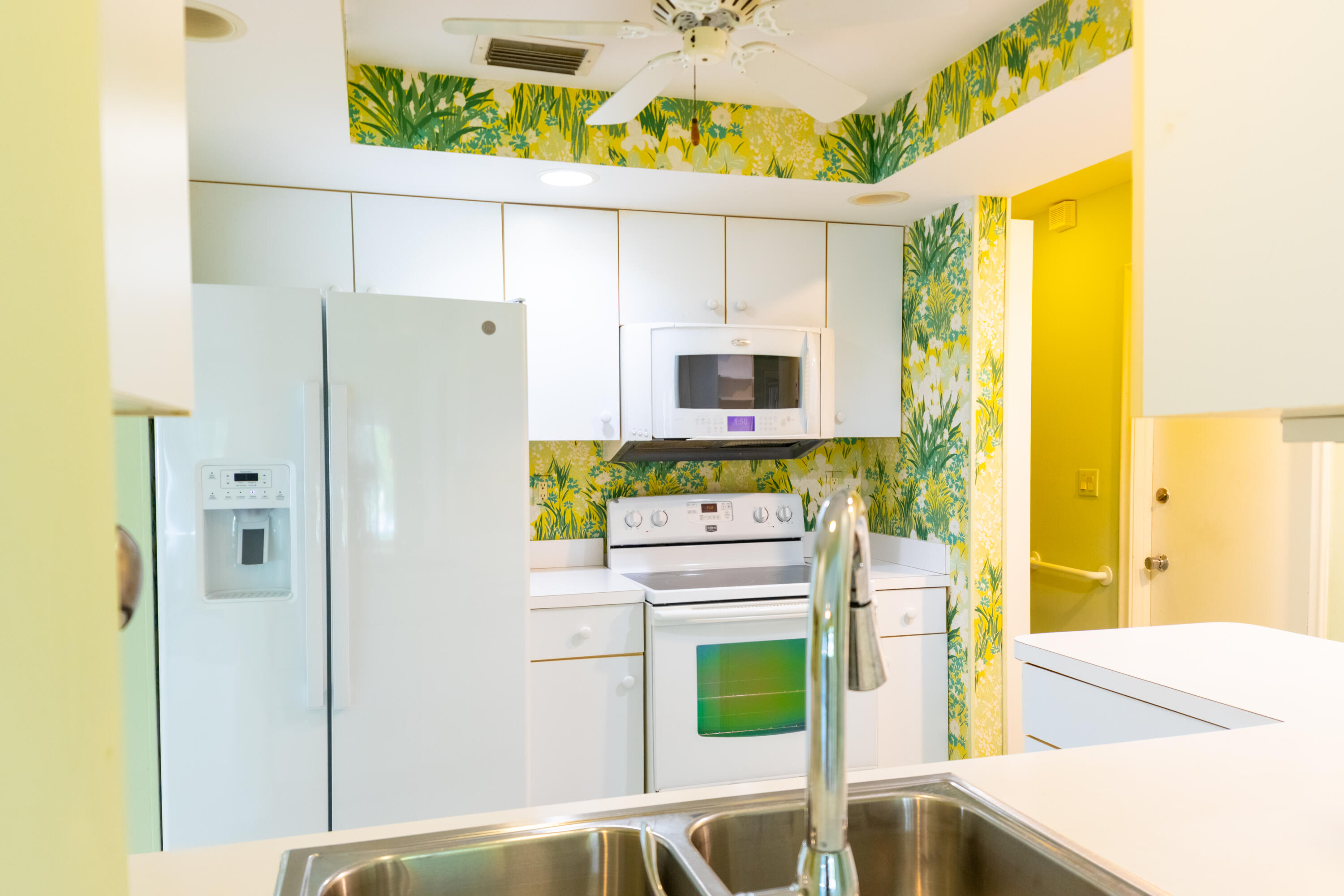 1805 Southwest Roma Way Boynton Beach, FL 33426 - Photo 10 of 28 Kitchen