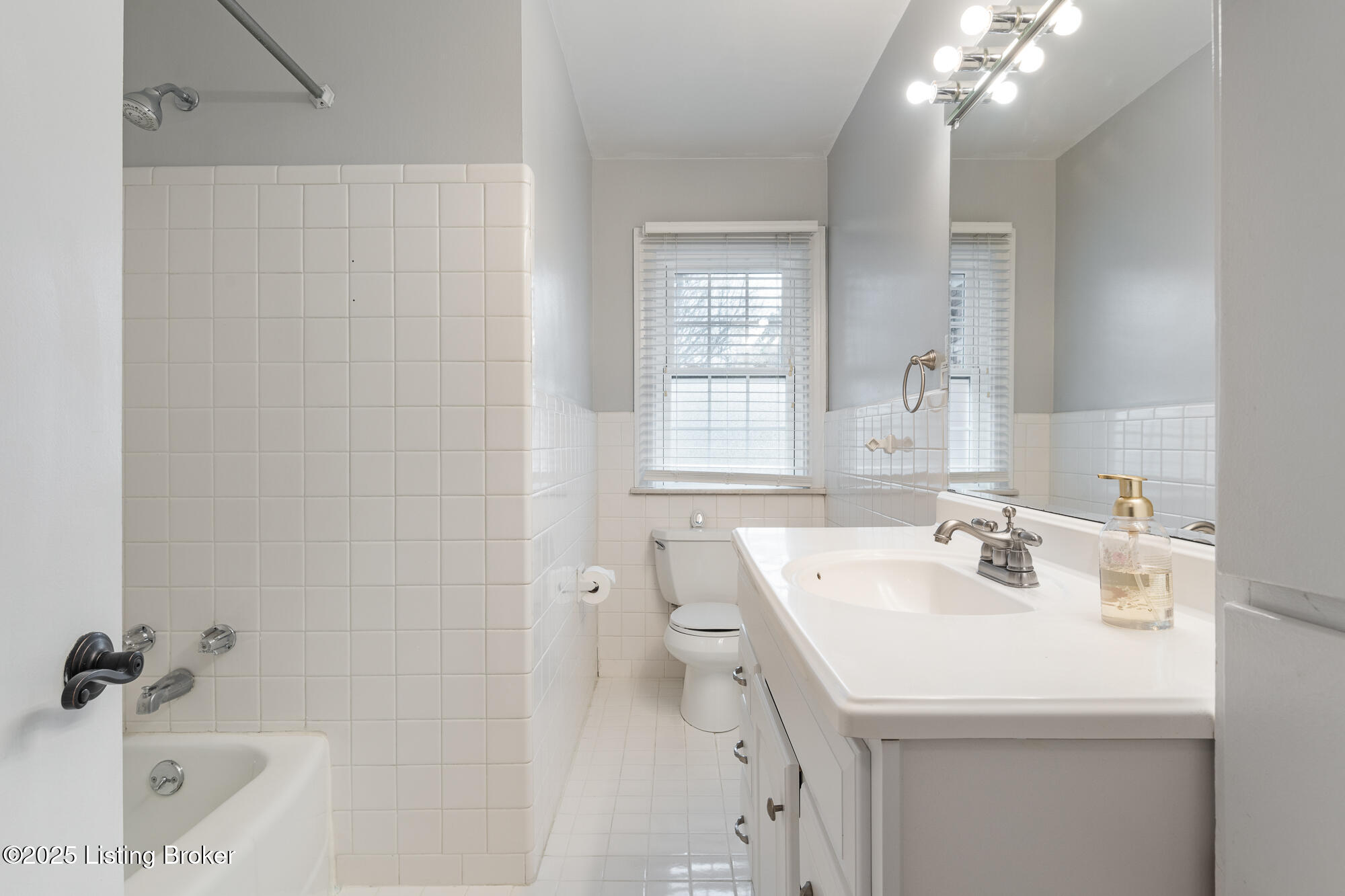 203 South Hampton Road Louisville, KY 40222 - Photo 33 of 41 Second full bathroom
