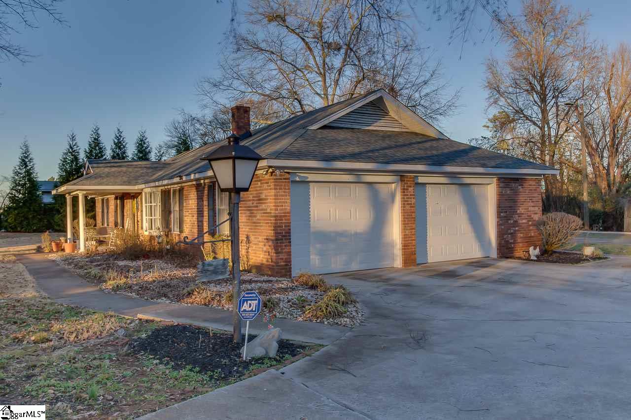 6 Roe Road Greenville, SC 29611 - Photo 2 of 25 Gallery Image 2
