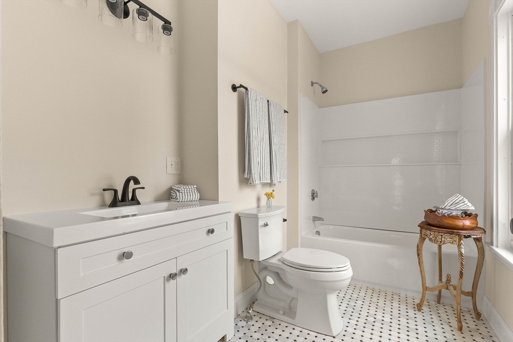 39 Beacon Street Gloucester, MA 01930 - Photo 16 of 34