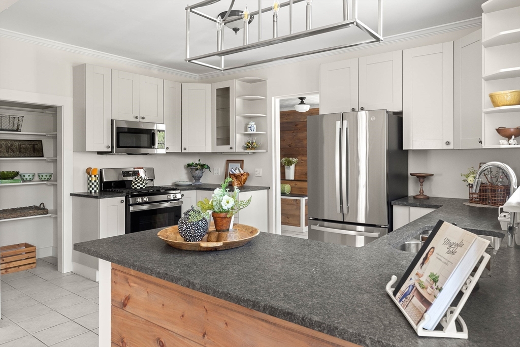 39 Beacon Street Gloucester, MA 01930 - Photo 3 of 34