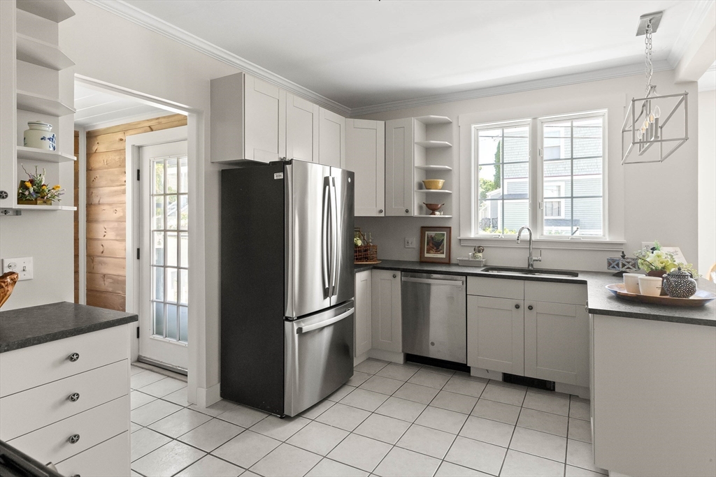 39 Beacon Street Gloucester, MA 01930 - Photo 5 of 34