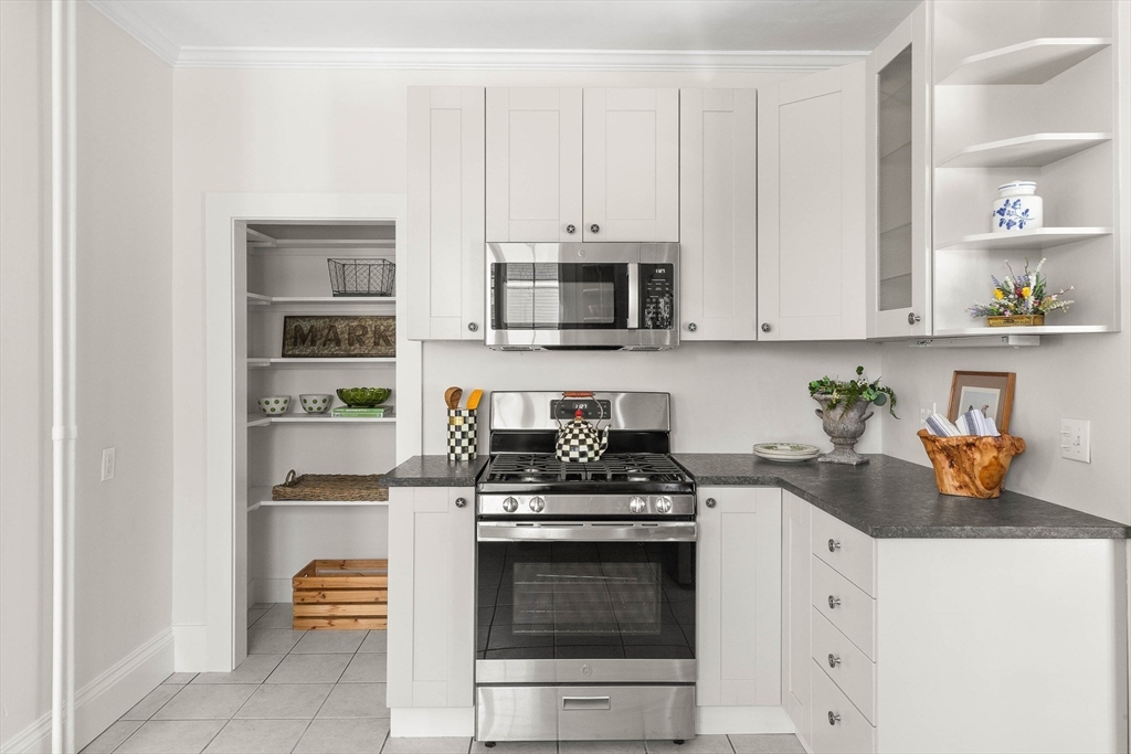 39 Beacon Street Gloucester, MA 01930 - Photo 6 of 34