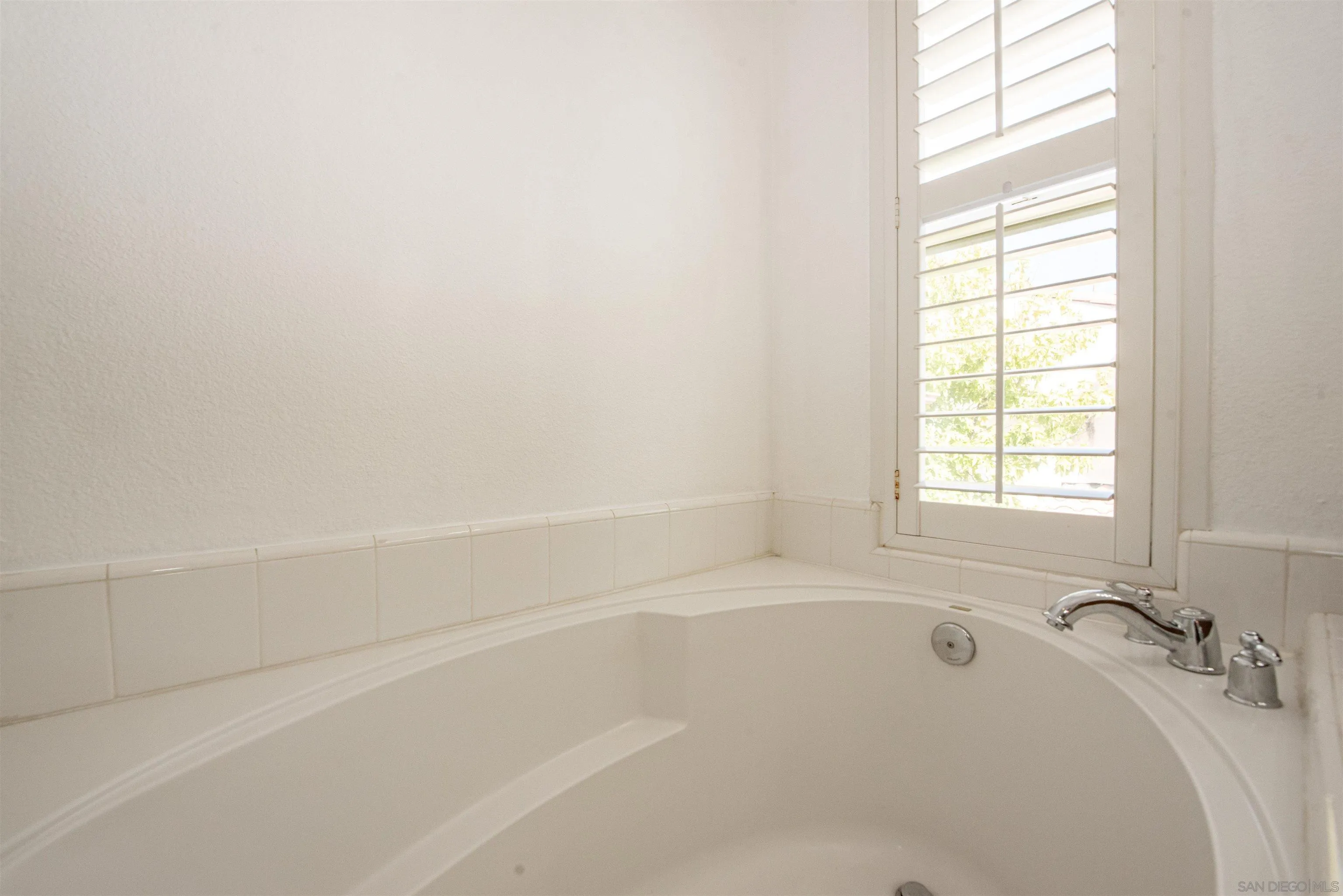 1602 Saddle Ridge Drive Chula Vista, CA 91915 - Photo 18 of 34 a white bath tub sitting next to a window