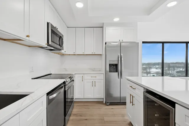 $399,900 | 5445 North Sheridan Road, Unit 612, Chicago, IL 60640